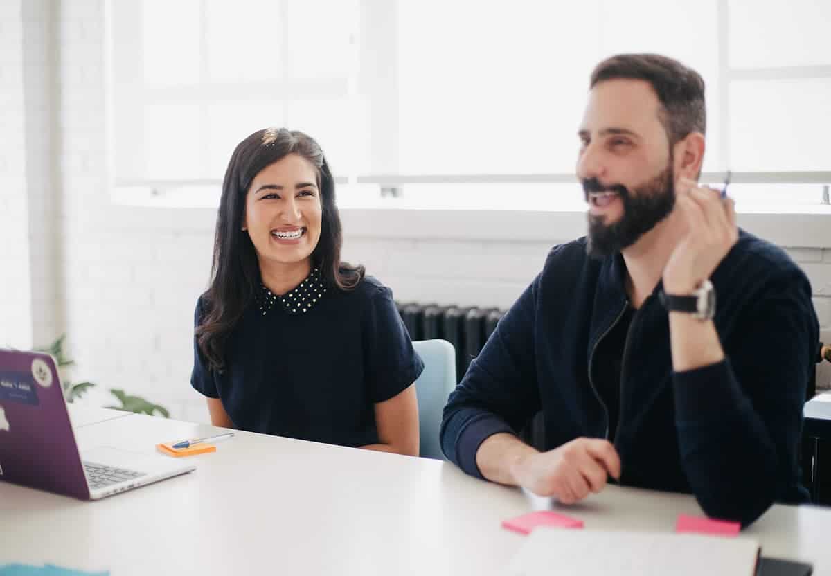 Deux professionnels travaillant ensemble dans un bureau