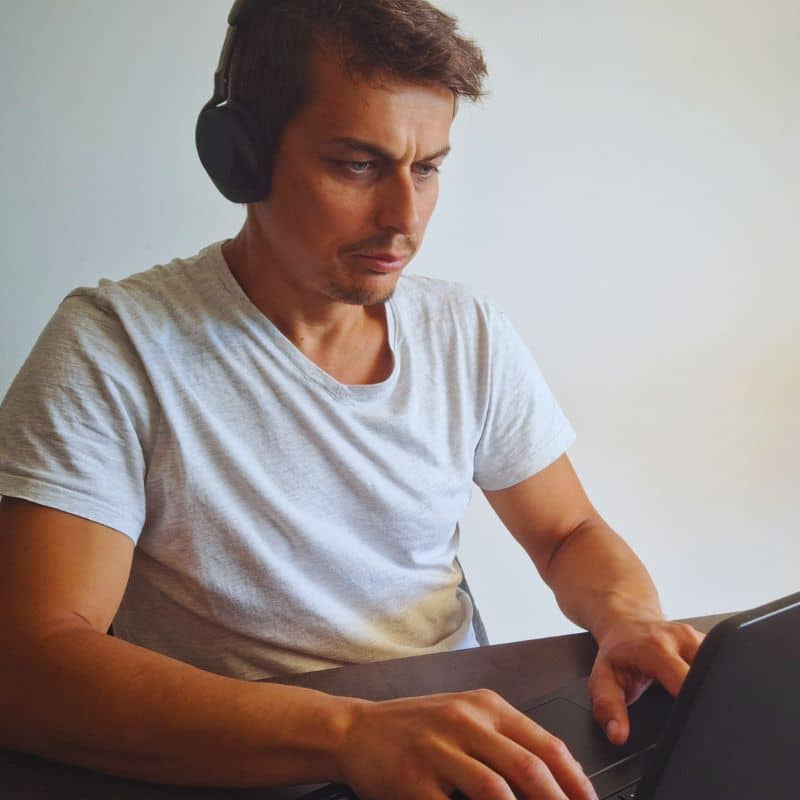 Consultant informatique travaillant sur un ordinateur portable