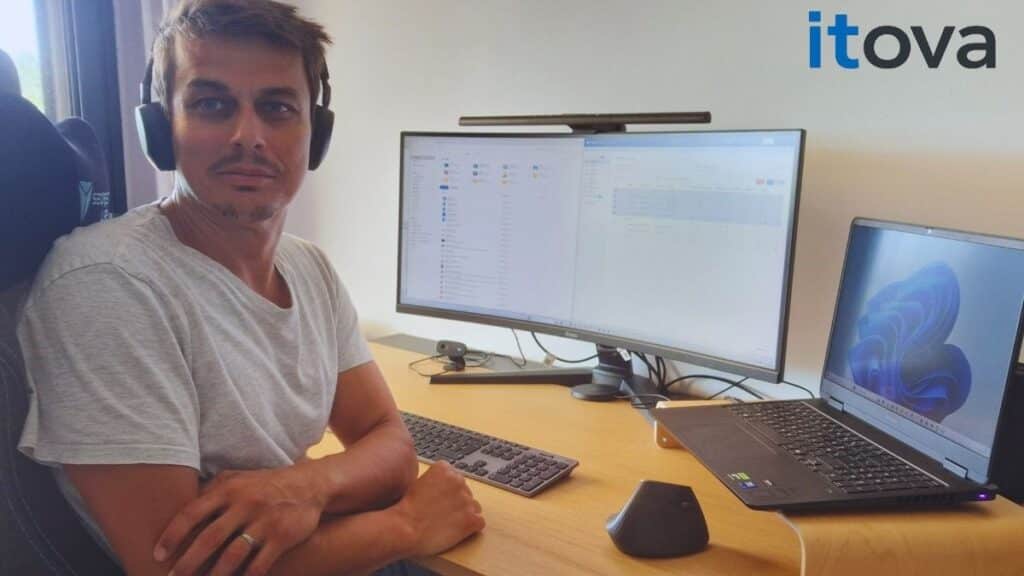 David Jovanovic au poste de travail d'Itova