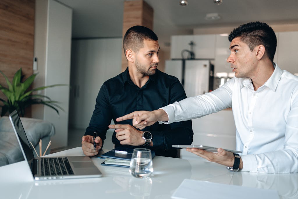 Consultant informatique échangeant avec un dirigeant de PME